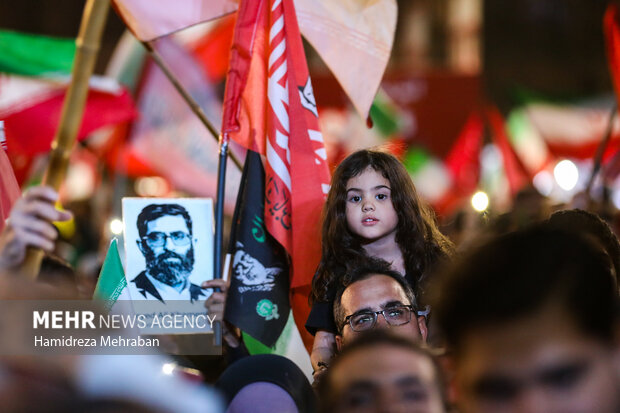 دویستمین شب اجتماع مردمی در میدان انقلاب تهران