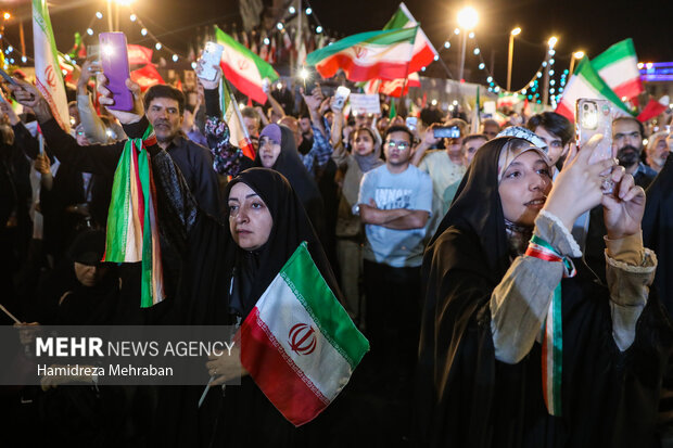 دویستمین شب اجتماع مردمی در میدان انقلاب تهران