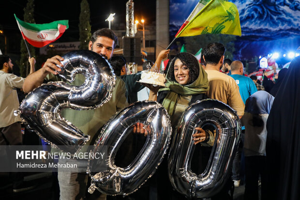 دویستمین شب اجتماع مردمی در میدان انقلاب تهران