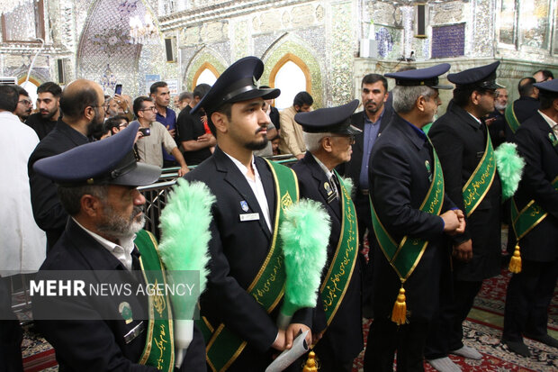 غبارروبی و تعویض پوش مضجع حضرت شاهچراغ(ع)