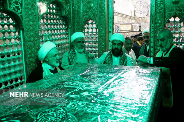 غبارروبی و تعویض پوش مضجع حضرت شاهچراغ(ع)
