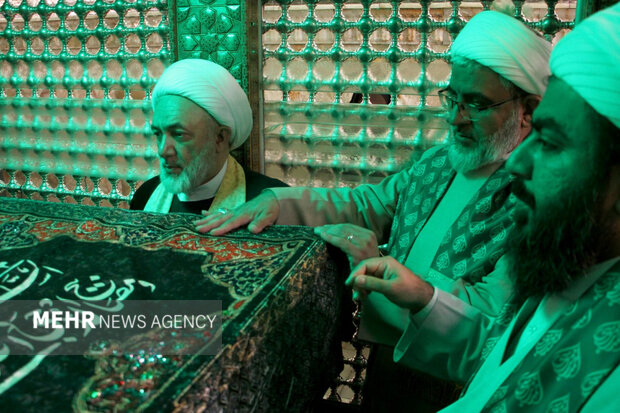 غبارروبی و تعویض پوش مضجع حضرت شاهچراغ(ع)