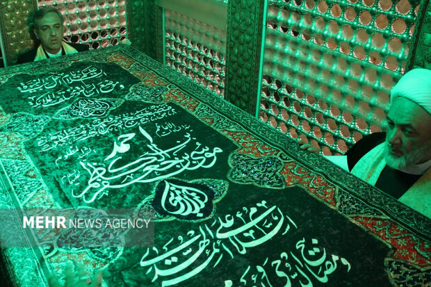 غبارروبی و تعویض پوش مضجع حضرت شاهچراغ(ع)