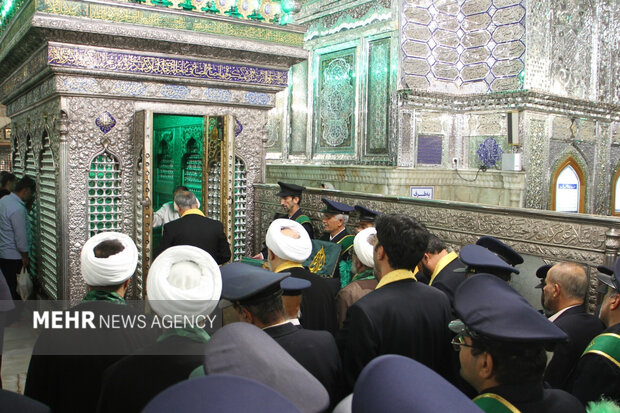 غبارروبی و تعویض پوش مضجع حضرت شاهچراغ(ع)