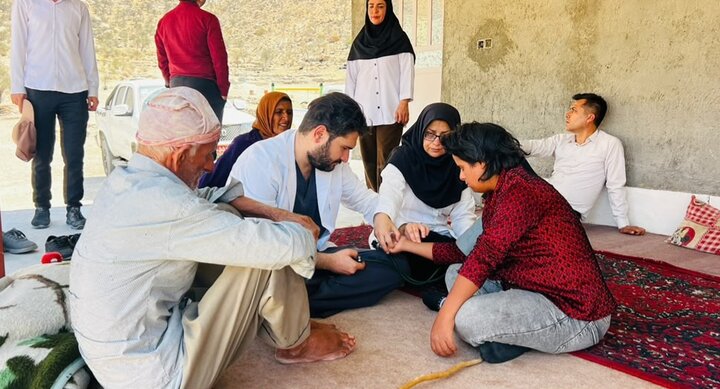 خدمت به محرومترین روستاهای ارم؛ تیم سلامت در مسیر روستاهای سختگذر