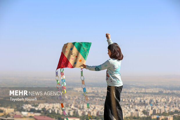 جشنواره پرواز بادبادک ها به یاد شهدای میناب در همدان