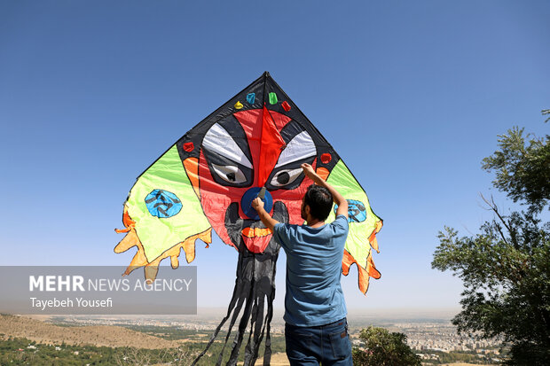 جشنواره پرواز بادبادک ها به یاد شهدای میناب در همدان