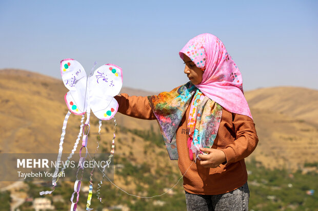 جشنواره پرواز بادبادک ها به یاد شهدای میناب در همدان
