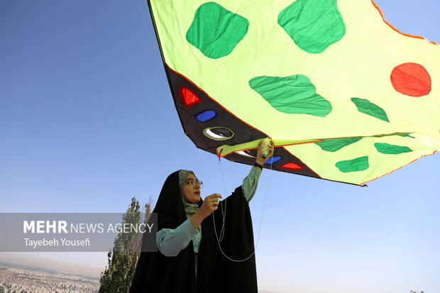جشنواره پرواز بادبادک ها به یاد شهدای میناب در همدان