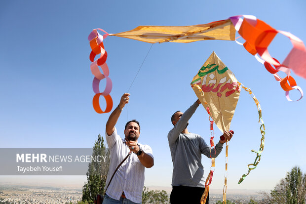 جشنواره پرواز بادبادک ها به یاد شهدای میناب در همدان