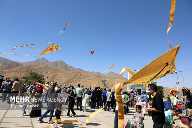 جشنواره پرواز بادبادک ها به یاد شهدای میناب در همدان