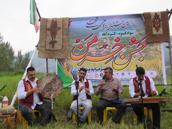 جشنی بین شالیزار و ریل راه‌آهن در زیراب