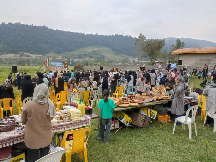 جشنی بین شالیزار و ریل راه‌آهن در زیراب