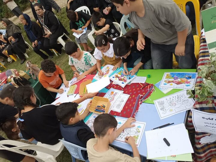 جشنی بین شالیزار و ریل راه‌آهن در زیراب