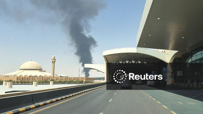 برخاستن ستونی عظیم از دود از فرودگاه ریاض