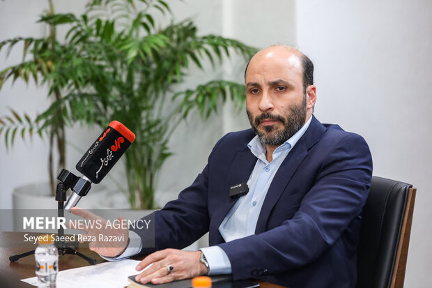 کریمی: ایران محاصره‌ناپذیر است؛ نباید منفعل باشیم