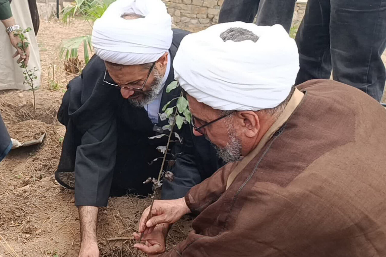 وقف دررفع نیازهای اجتماعی نقش دارد؛ توزیع ۱۰۰ هزار بسته لوازم التحریر