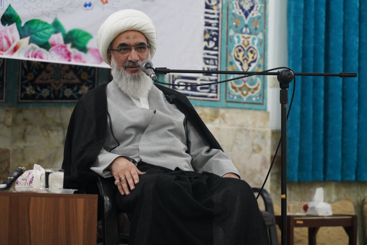 امام جمعه بوشهر: روحانیت در همه عرصه‌های جهاد ترکیبی نقش‌آفرین باشد