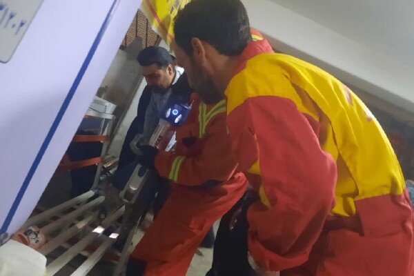 آتش‌نشانان کرمانشاه کودک گرفتار در صندلی فلزی را نجات دادند
