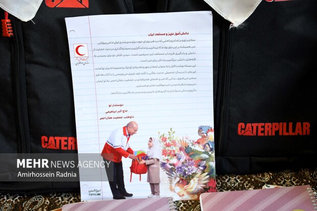 اهدای ۱۷۰۰ بسته کمک آموزشی هلال احمر به دانش آموزان در بیرجند