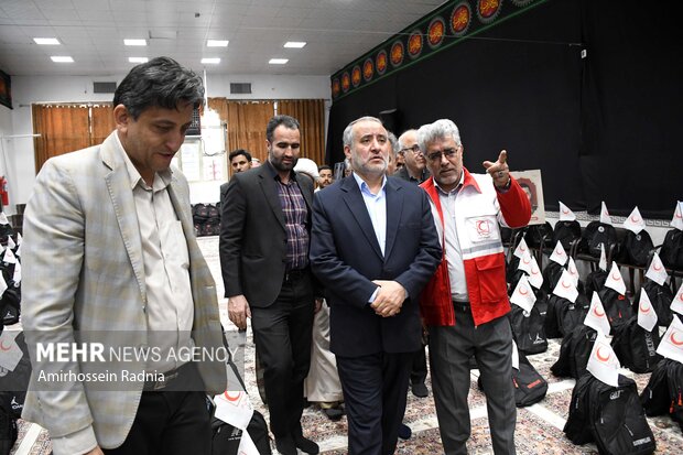 اهدای ۱۷۰۰ بسته کمک آموزشی هلال احمر به دانش آموزان در بیرجند