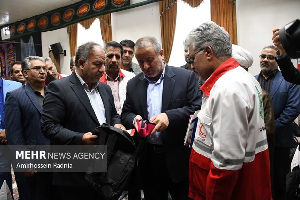 اهدای ۱۷۰۰ بسته کمک آموزشی هلال احمر به دانش آموزان در بیرجند