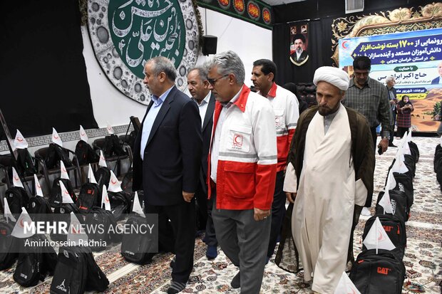 اهدای ۱۷۰۰ بسته کمک آموزشی هلال احمر به دانش آموزان در بیرجند