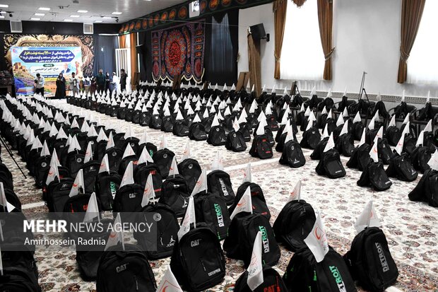 اهدای ۱۷۰۰ بسته کمک آموزشی هلال احمر به دانش آموزان در بیرجند