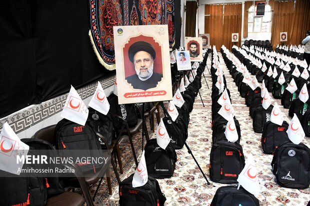 اهدای ۱۷۰۰ بسته کمک آموزشی هلال احمر به دانش آموزان در بیرجند