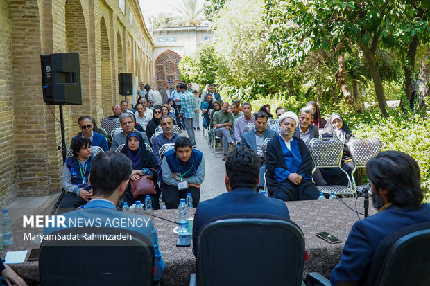 رونمایی پوستر جشنواره ملی شعر آیات در شیراز