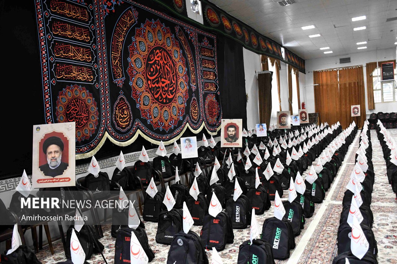 اهدای ۱۷۰۰ بسته کمک آموزشی هلال احمر به دانش آموزان در بیرجند