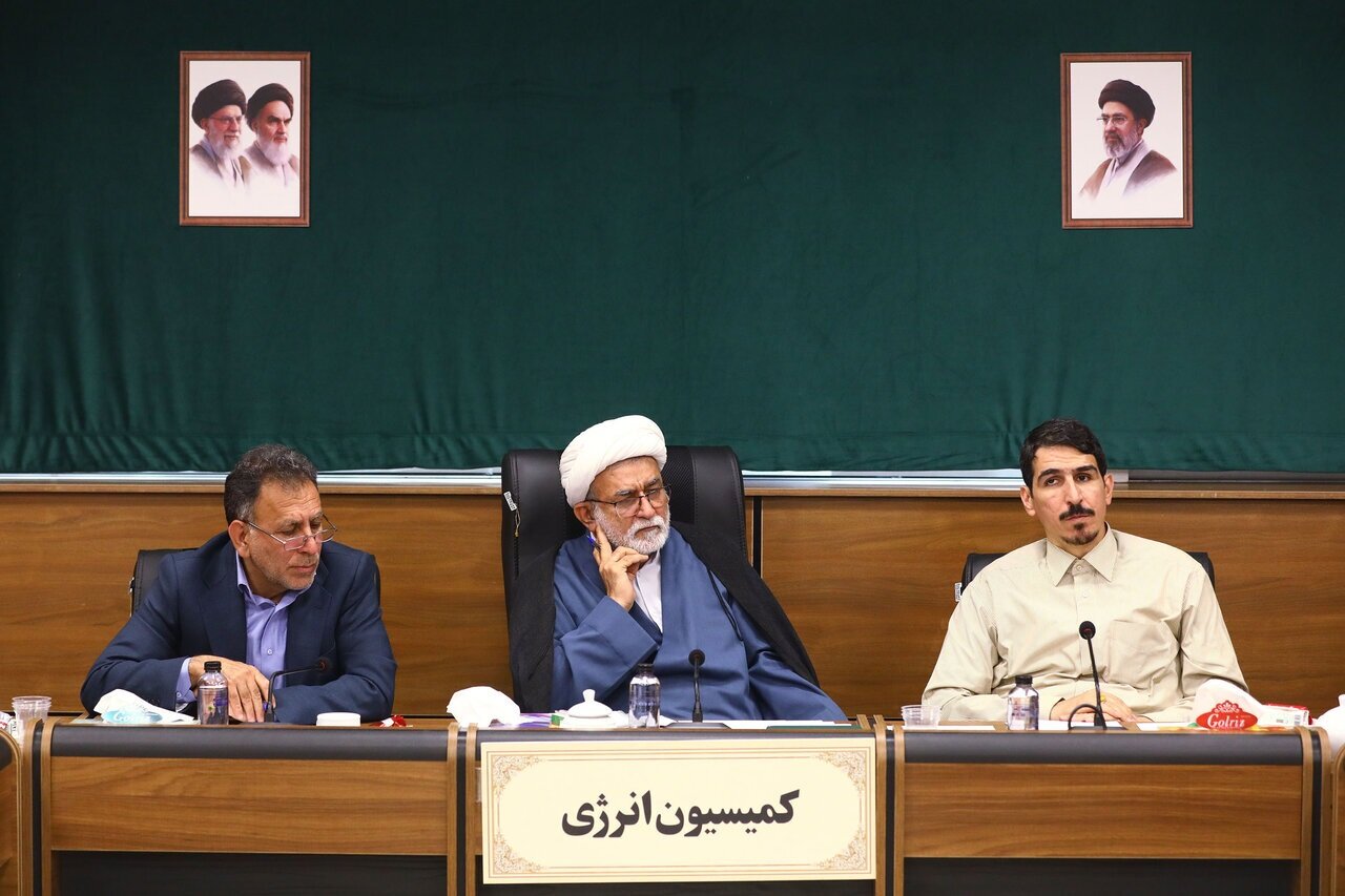 تنوعبخشی به سبد سوخت و انتقال سهمیههای بنزین به کارت بانکی بررسی شد تنوعبخشی به سبد سوخت و انتقال سهمیههای بنزین به کارت بانکی بررسی شد