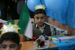 کلاس‌اولی‌های کردستان سال تحصیلی را با جشن شکوفه‌ها آغاز کردند