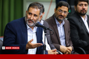 شعرخوانی علیرضا قزوه در بزرگداشت هفته هنری بسیج