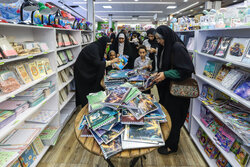بازار لوازم‌التحریر در آستانه سال تحصیلی جدید در یزد