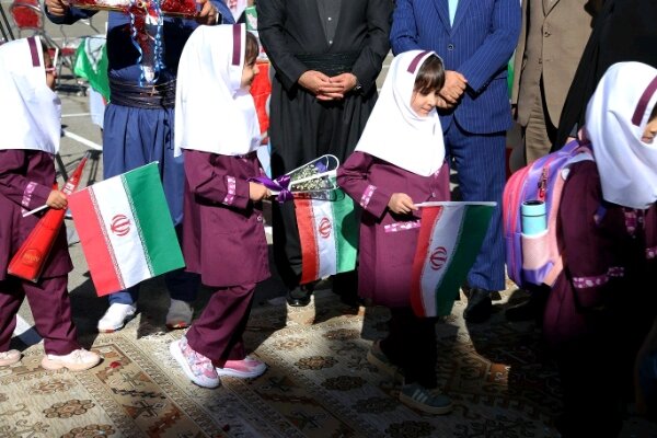 زنگ شکوفهها در سنندج نواخته شد؛ نخستین قدمهای کلاساولیها در مدرسه زنگ شکوفهها در سنندج نواخته شد؛ نخستین قدمهای کلاساولیها در مدرسه