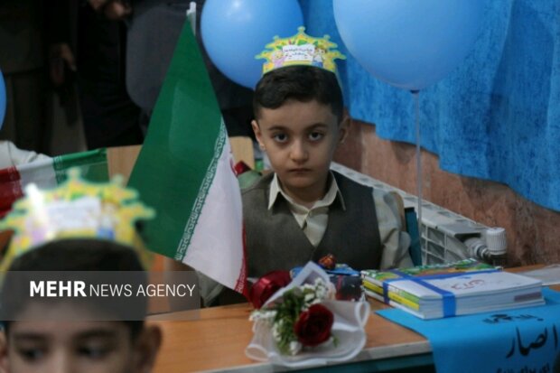 کلاس‌اولی‌های کردستان سال تحصیلی را با جشن شکوفه‌ها آغاز کردند