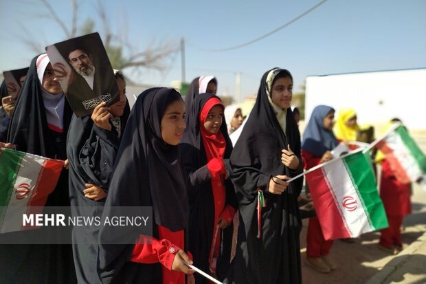 جشن شکوفه‌ها در دلگان؛ کلاس‌اولی‌ها سال تحصیلی را آغاز کردند