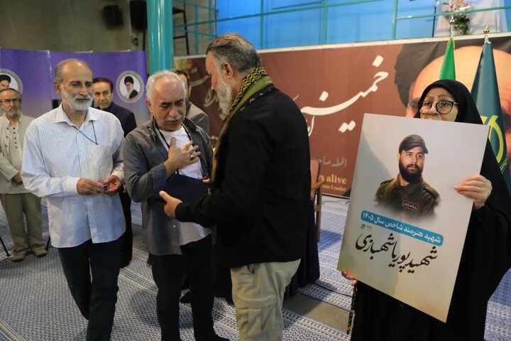 حماسی‌خوانی بازیگر سینما در جماران؛ هنرمندان بسیجی تجلیل شدند