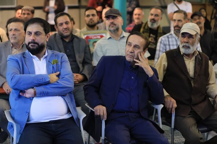 حماسی‌خوانی بازیگر سینما در جماران؛ هنرمندان بسیجی تجلیل شدند