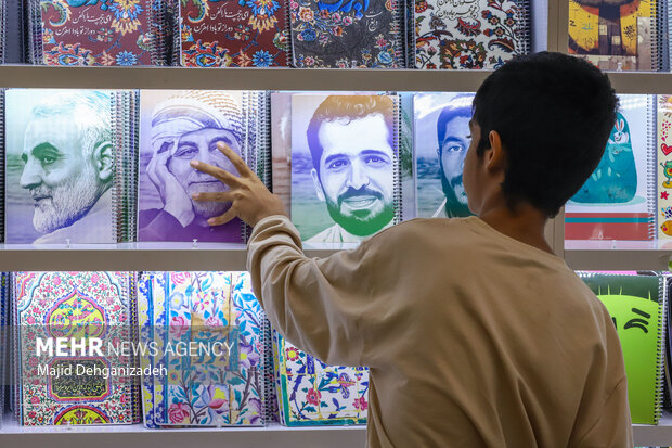 بازار لوازم‌التحریر در آستانه سال تحصیلی جدید در یزد