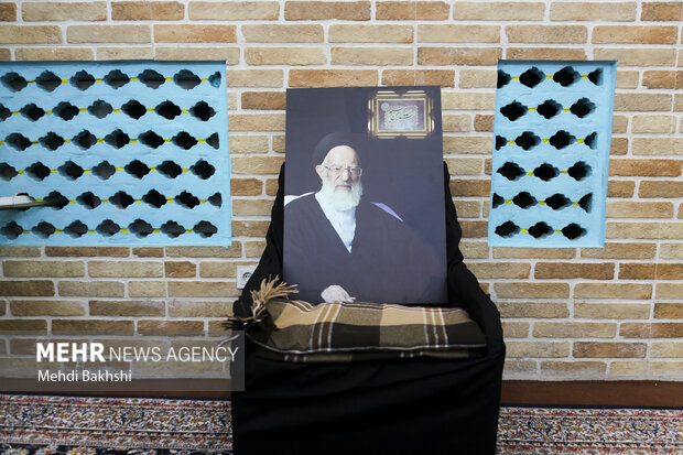پیکر آیت‌الله شبیری زنجانی در مسجد بالاسر حرم حضرت معصومه(س) آرام گرفت