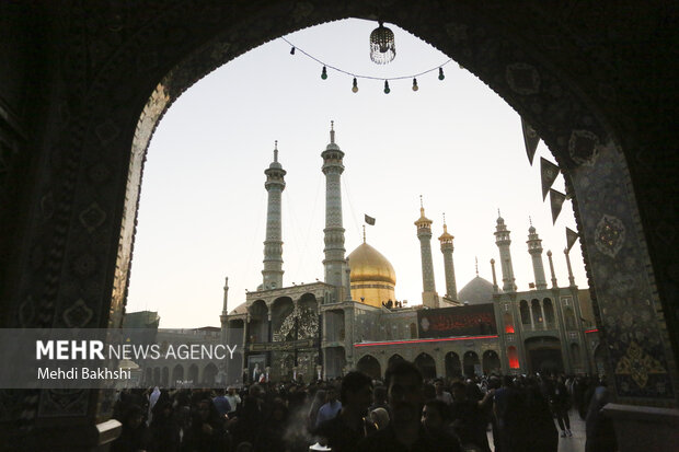آیین تعویض پرچم حرم حضرت معصومه(س) به مناسبت شهادت بانوی کرامت