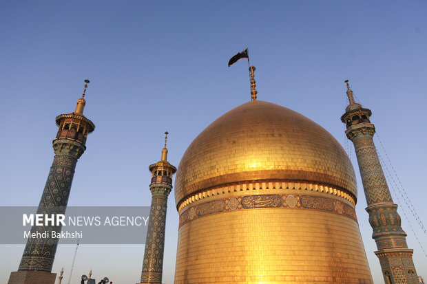 آیین تعویض پرچم حرم حضرت معصومه(س) به مناسبت شهادت بانوی کرامت