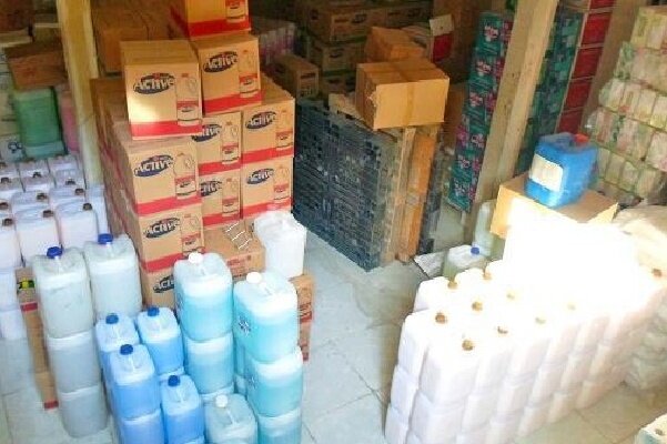 کشف بیش از ۱۳ هزار لیتر مواد شوینده احتکار شده در بندرعباس کشف بیش از ۱۳ هزار لیتر مواد شوینده احتکار شده در بندرعباس