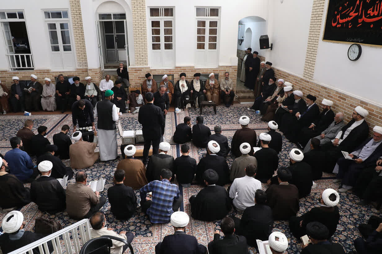 حضور مراجع، علما، مسئولان و اقشار مردم قم در بیت آیت‌الله شبیری‌زنجانی