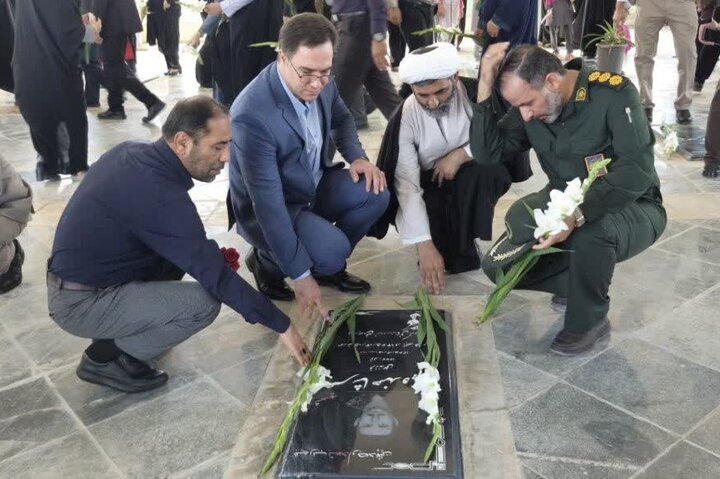 قبور مطهر شهدای شهر اهرم غبارروبی و عطرافشانی شد