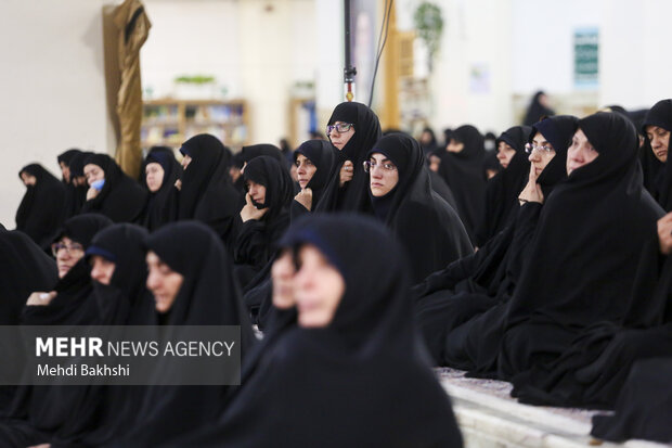 آیین شمعدان گردانی خادمان حرم حضرت معصومه(س)