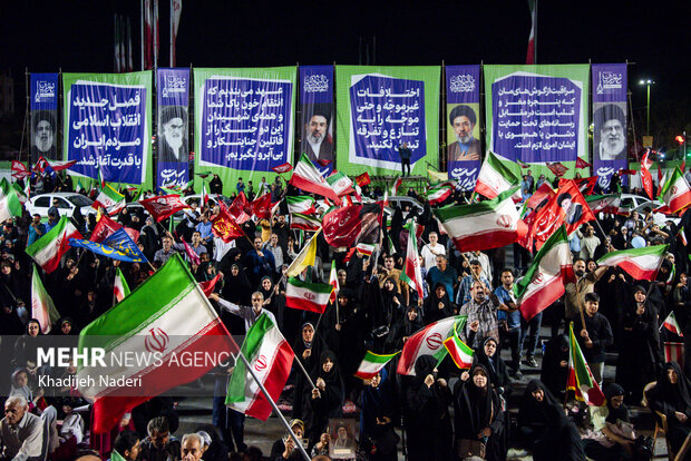 بزرگداشت شهدای دانش‌آموز در میدان بزرگمهر<a href='https://sayeb.ir/tag/%d8%a7%d8%b5%d9%81%d9%87%d8%a7%d9%86'></div>اصفهان</a>