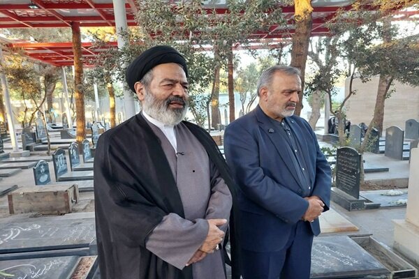 ادای احترام مسئولان بعثه و سازمان حج به شهدای مکه و منا